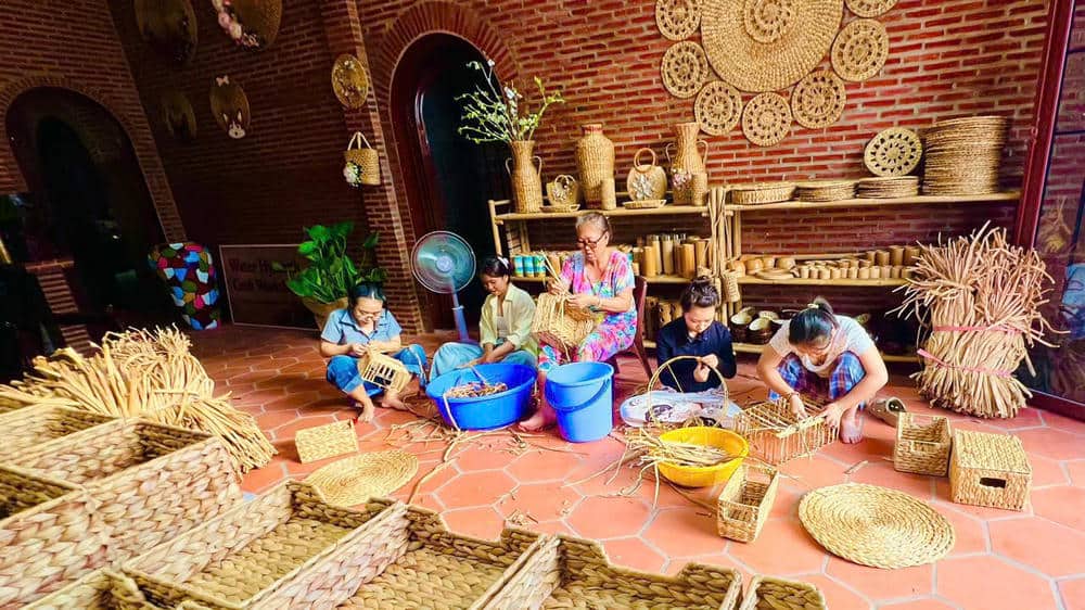 VISIT AND EXPERIENCE A WATER HYACINTH HANDICRAFT VILLAGE