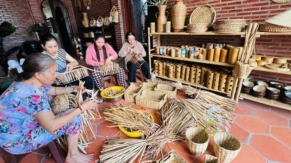 DISCOVER THE ART OF WATER HYACINTH WEAVING IN THE MEKONG DELTA